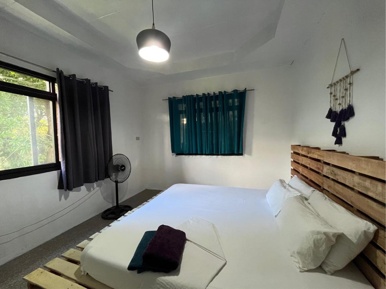 Uncharted Hostel Puerto Galera Exterior photo